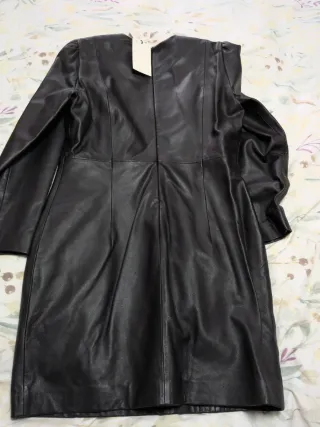 Vestido Uterqüe piel etiquetas negro