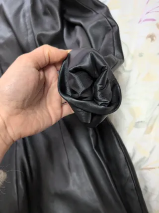 Vestido Uterqüe piel etiquetas negro
