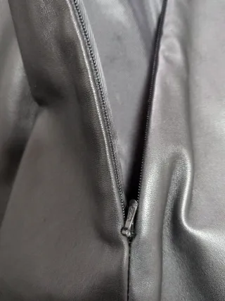 Vestido Uterqüe piel etiquetas negro