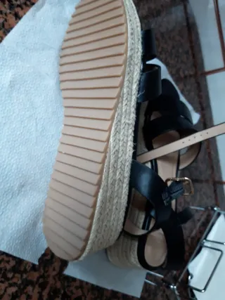 Sandalias negras de cuña