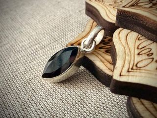 Colgante de Espinela Negra Facetada en Plata II