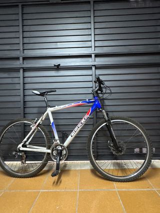 2 bicicletas de aluminio y soporte para 5 bicicle