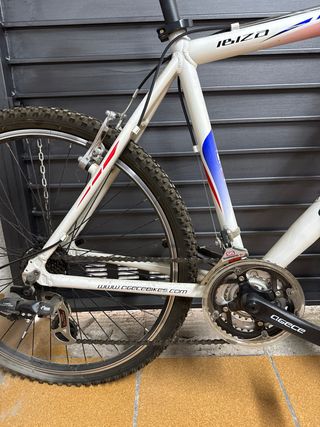 2 bicicletas de aluminio y soporte para 5 bicicle