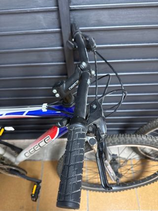 2 bicicletas de aluminio y soporte para 5 bicicle