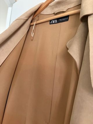 Gabardina beige tipo ante con cinturón