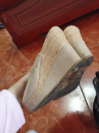 2 Pares Sandalias Cuña Beige y Negras