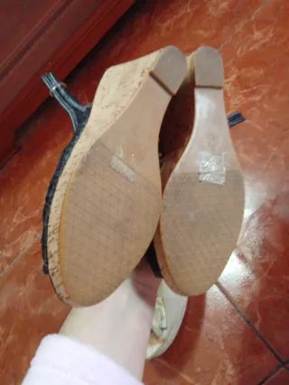 2 Pares Sandalias Cuña Beige y Negras