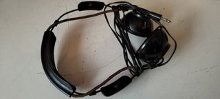 Radio Antigua ,auriculares Negros y Marrones