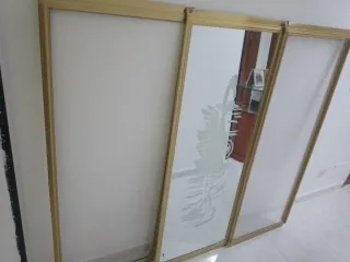 Mamparas de baño doradas y transparentes