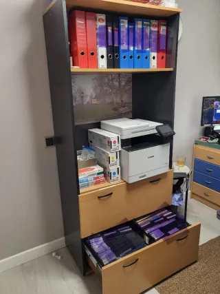 Estantería con cajonera negra y madera