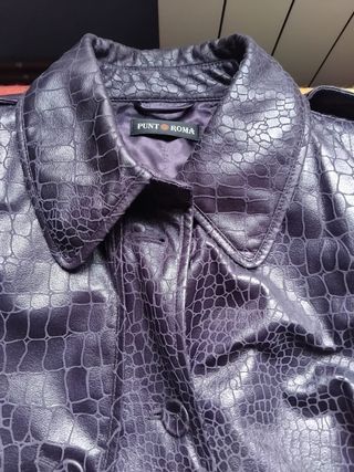 Gabardina morada textura cocodrilo