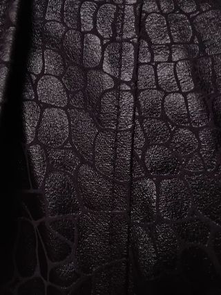 Gabardina morada textura cocodrilo