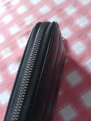 Billetera negra acolchada