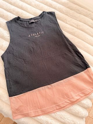 Camiseta sin mangas deportiva gris y rosa