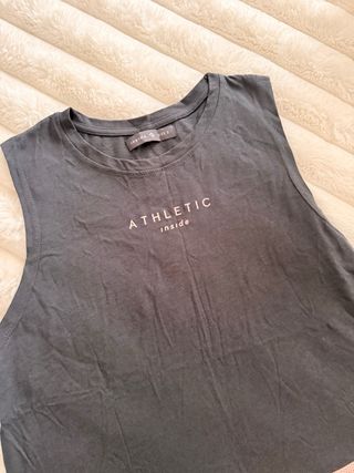 Camiseta sin mangas deportiva gris y rosa