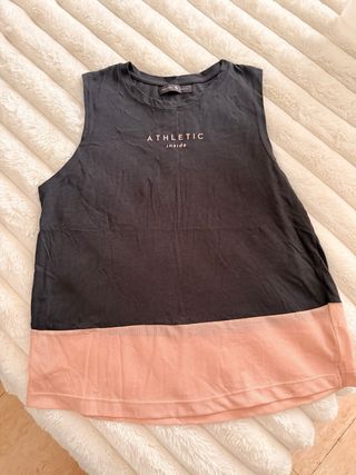 Camiseta sin mangas deportiva gris y rosa