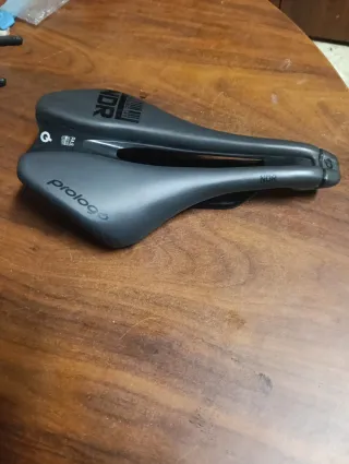 Sillín Prologo dimensión NDR 143 negro antracita.