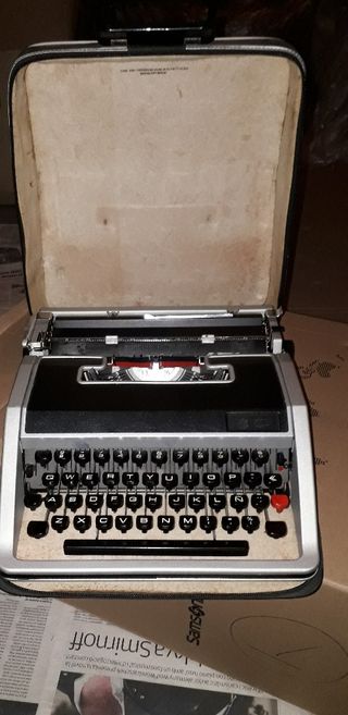 Máquina de escribir Olivetti Lettera DL