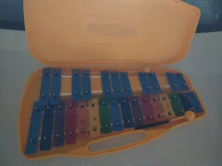 Xilófono infantil amarillo con 25 notas