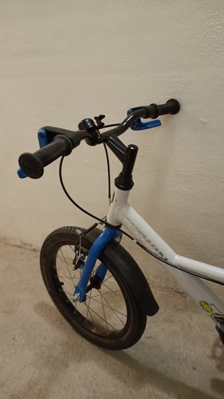 Bicicleta infantil blanca y azul
