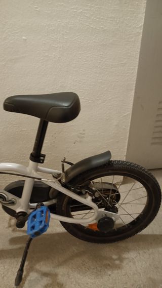 Bicicleta infantil blanca y azul