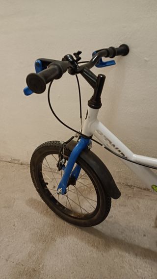 Bicicleta infantil blanca y azul
