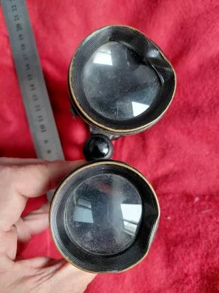 Prismáticos militares antiguos con funda