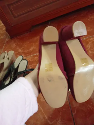 Zapatos de ante burdeos con detalle dorado