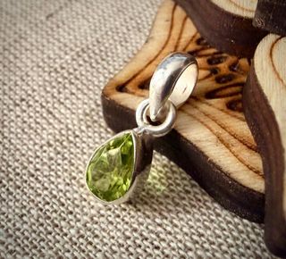 Pequeño Colgante de Olivino Facetado en Plata
