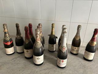 Vecchie bottiglie di spumante