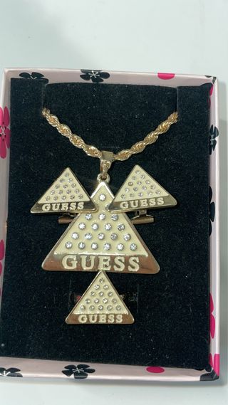 Conjunto Guess Collar y Pendientes Triángulo