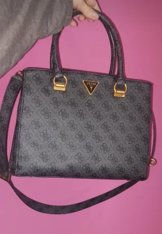 Bolso Guess gris con detalles dorados