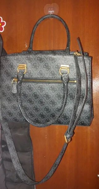 Bolso Guess gris con detalles dorados