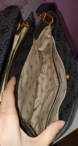 Bolso Guess gris con detalles dorados