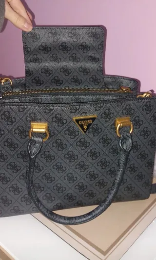 Bolso Guess gris con detalles dorados