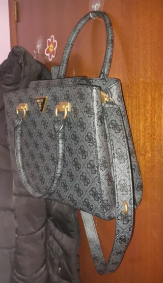 Bolso Guess gris con detalles dorados
