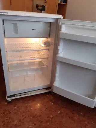 Piccolo frigorifero con congelatore