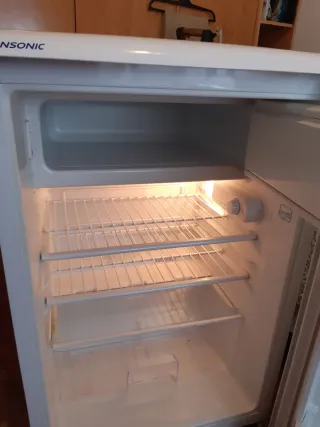 Piccolo frigorifero con congelatore