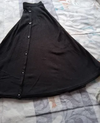 Falda de punto negra con botones