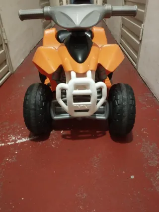 Moto infantil naranja y negra
