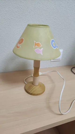 Lámpara de techo y mesa infantil