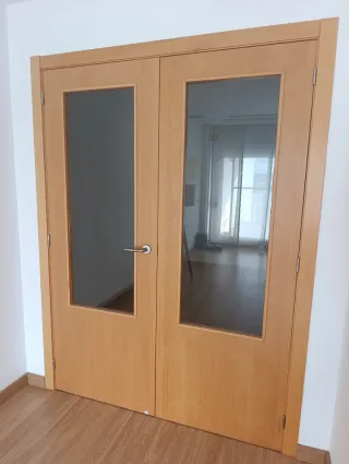 Puerta doble madera con cristal