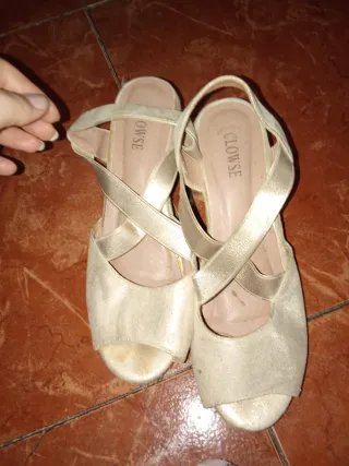 Sandalias Clowse doradas cuña