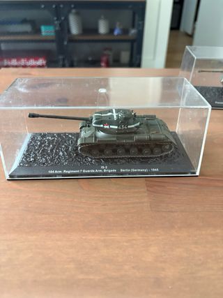 Repliche di carri armati IS-2 e Tiger II (1944-1945)