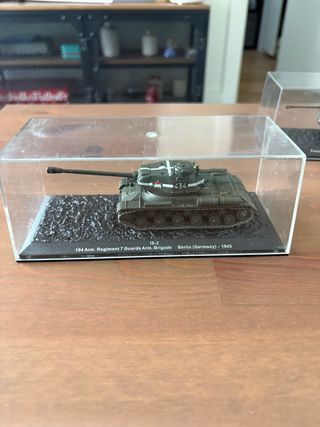 Repliche di carri armati IS-2 e Tiger II (1944-1945)
