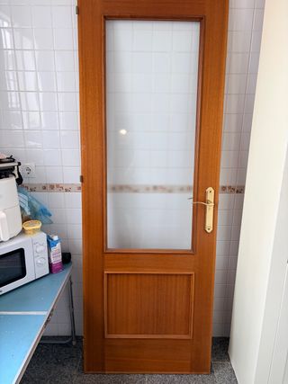 Puerta madera con cristal y manilla dorada