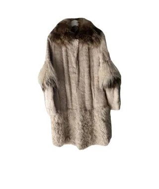 Abrigo de piel auténtica beige