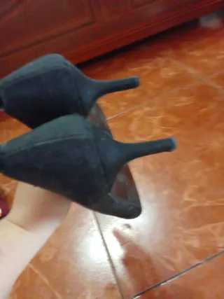 Zapatos de tacón fino negros con pedrería