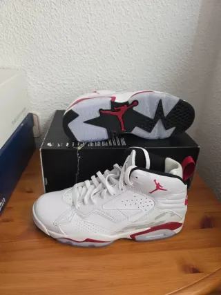 Zapatillas Jordan Blancas y Rojas