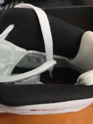 Zapatillas Jordan Blancas y Rojas